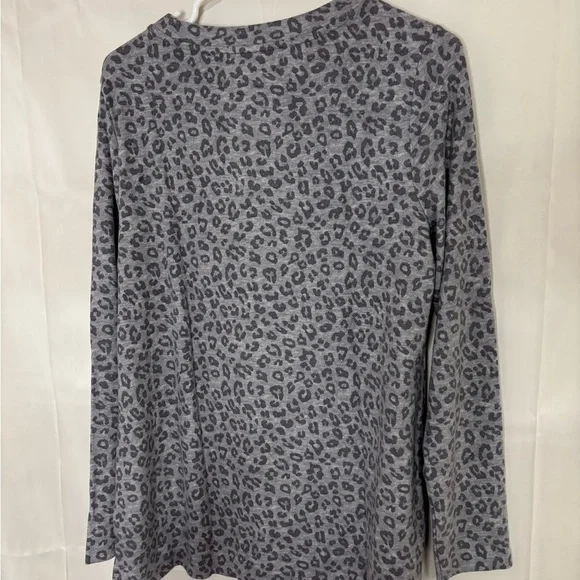 New with tags, womens size medium shirt, #B764 - Picture 2 of 4